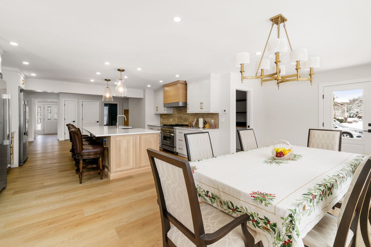 10_Dining_Kitchen_Edited.jpg