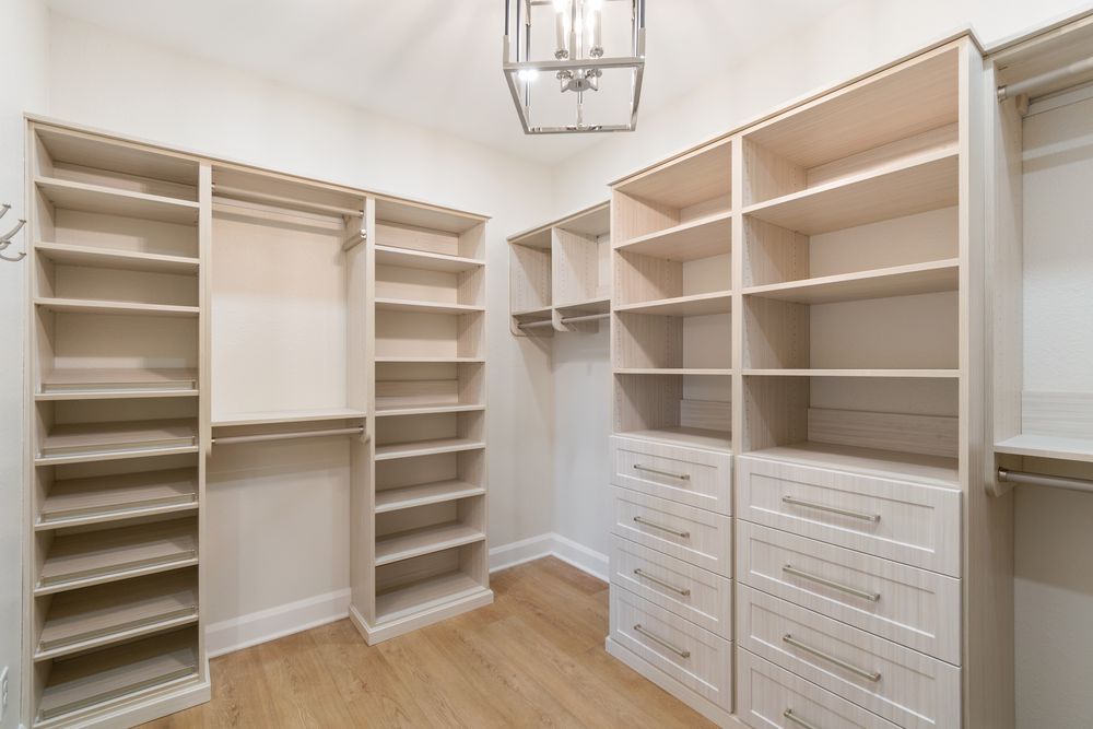 14_main_closet.jpg