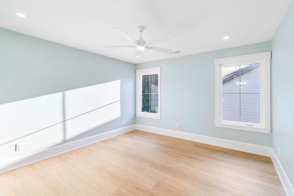 20_upstairs_back_bed.jpg