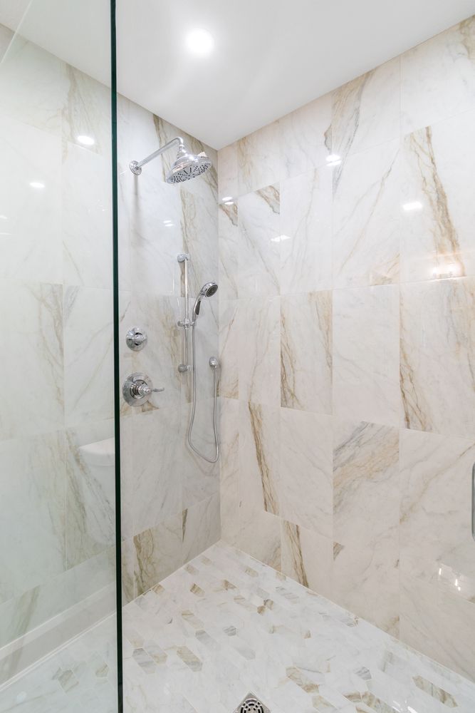 23_upstairs_shower.jpg
