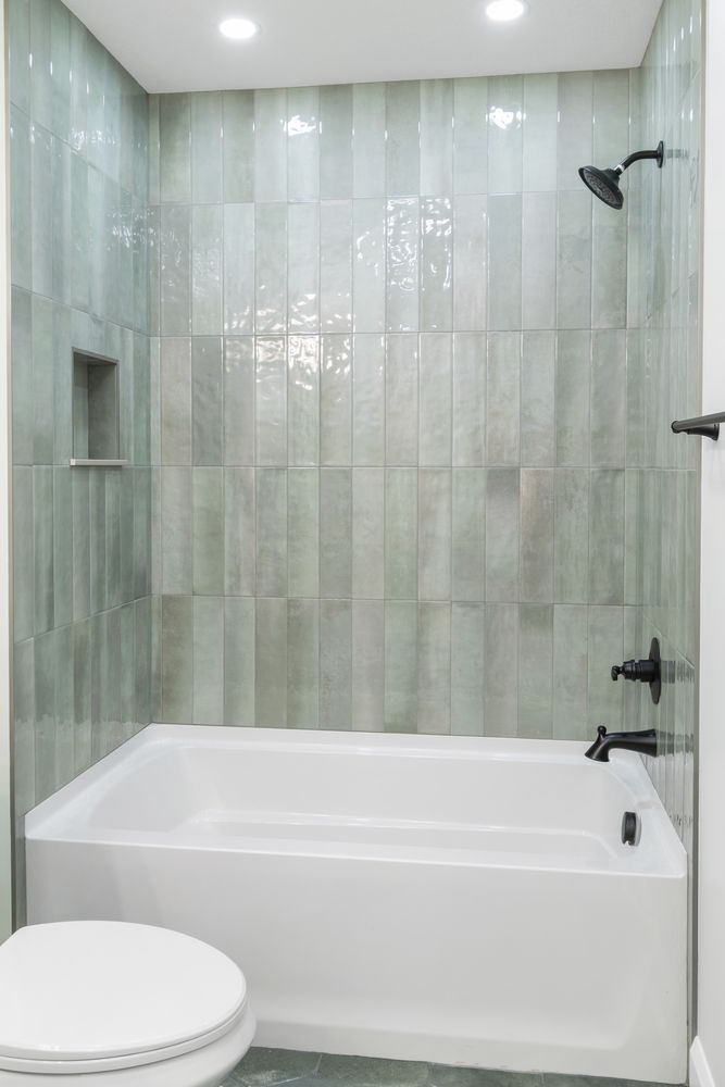 33_guest_bath_tub.jpg