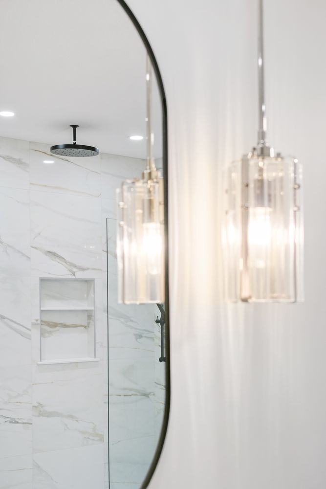 07_main_bath_light_mirror.jpg
