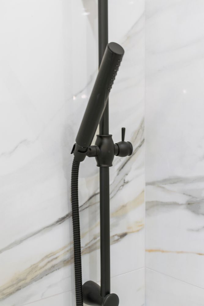 08_main_shower_fixtures_close.jpg